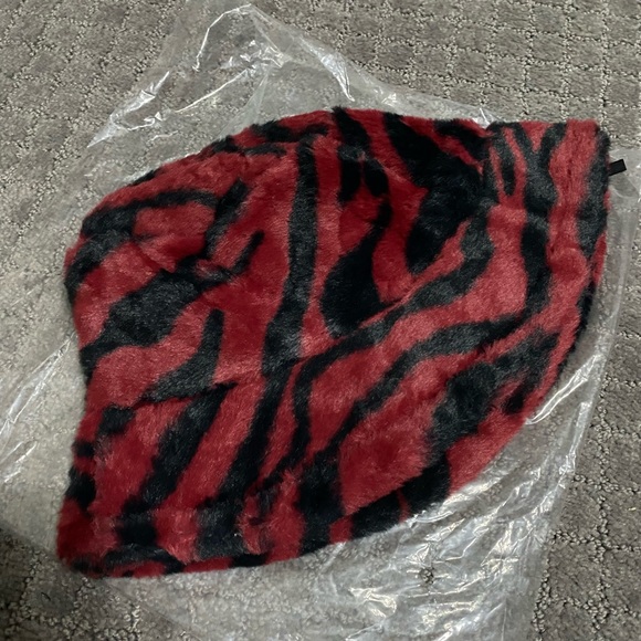 Urban Outfitters Knox Printed Faux Fur Bucket NWT - Red - Picture 4 of 5